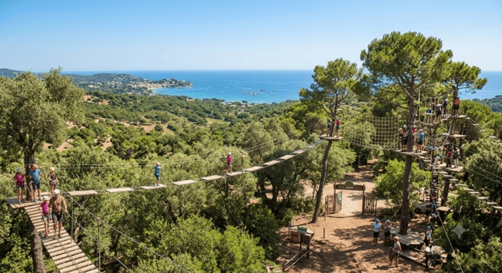 Parcours d'accrobranche et tyrolienne dans les pins, parc de loisirs du Var avec vue sur la mer